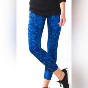 Lululemon Wunder Under leggings in the "Ziggy Snake Pipe Dream Blue / Sapphire